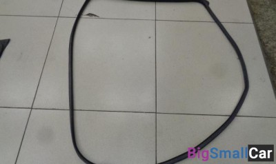 Уплотнитель двери задней правой от Nissan Cube Z10 1998-2002