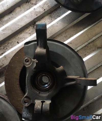 Кулак поворотный правый митсубиси Лансер 10 разбор - купить Нефтекамске